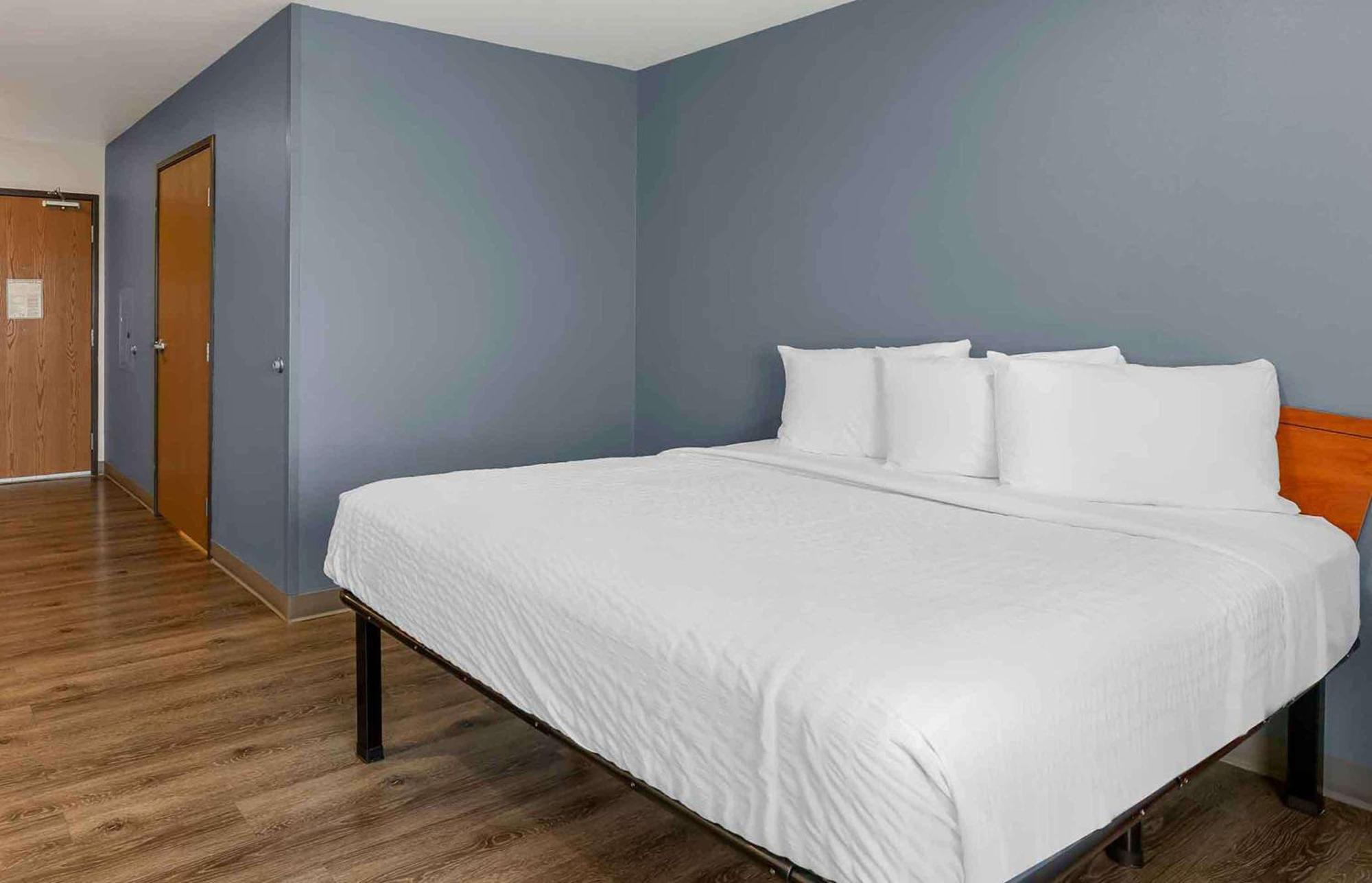Extended Stay America Select Suites - Cleveland - Airport Exterior photo