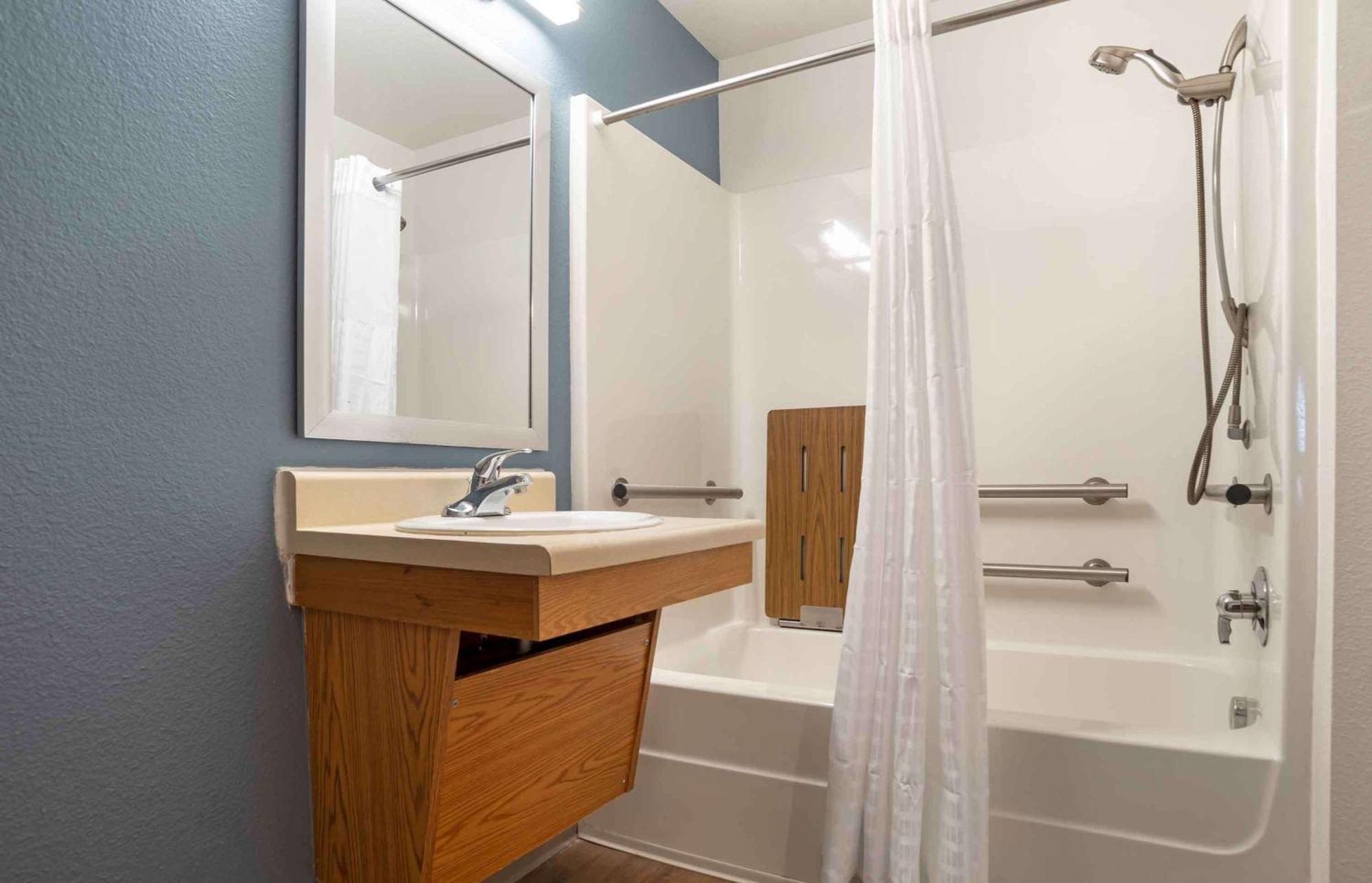 Extended Stay America Select Suites - Cleveland - Airport Exterior photo