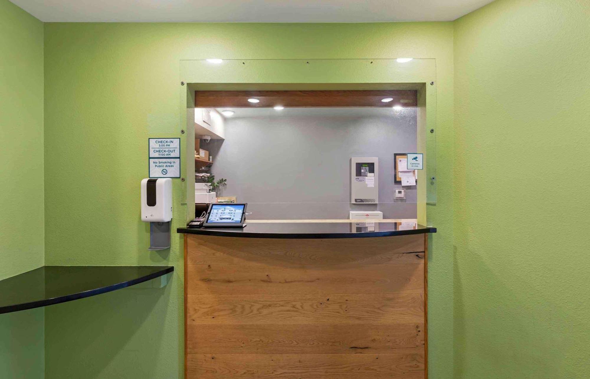 Extended Stay America Select Suites - Cleveland - Airport Exterior photo