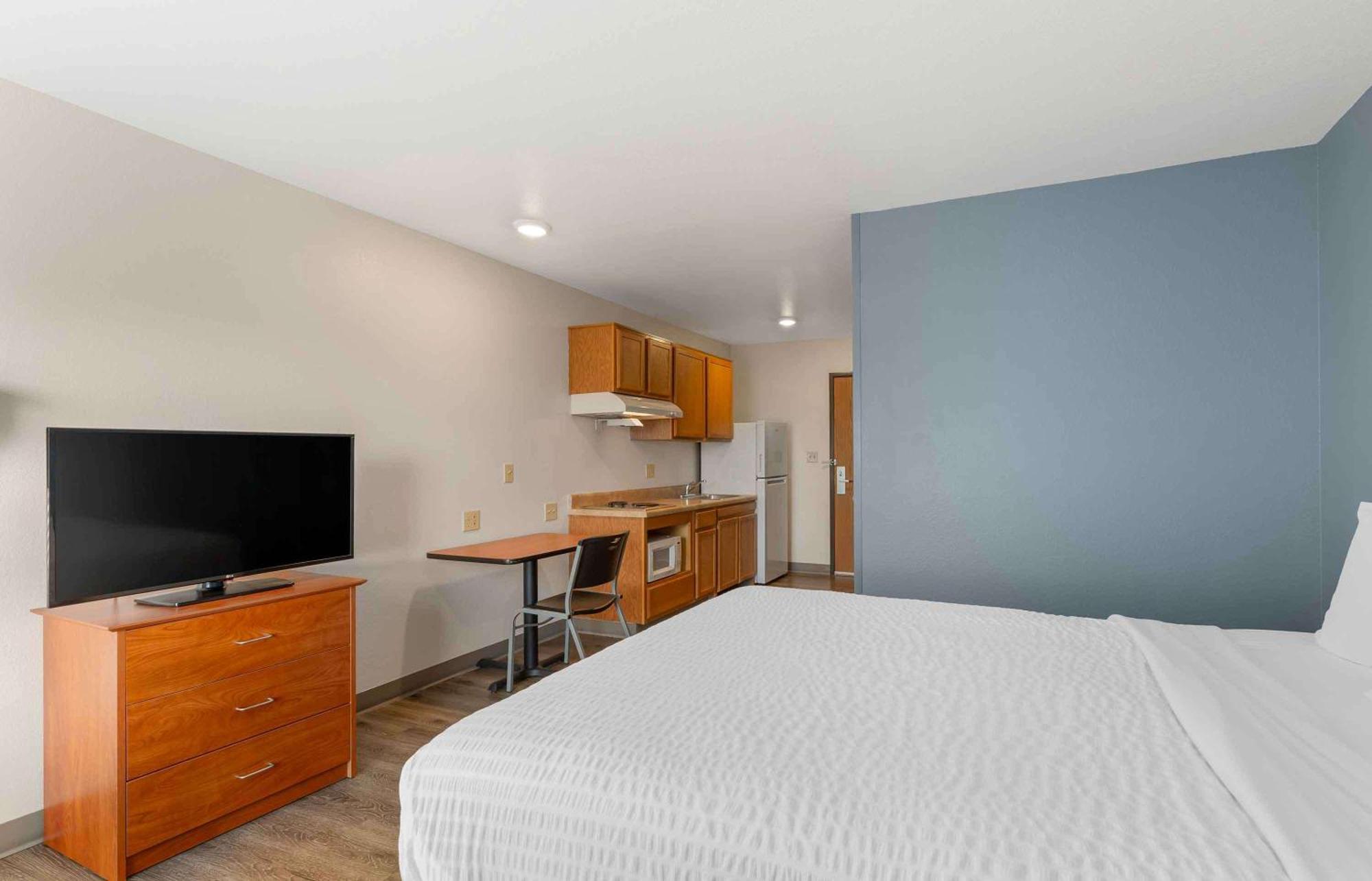 Extended Stay America Select Suites - Cleveland - Airport Exterior photo